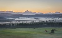 Hei&szlig;luftballonfahrt an den Alpen in der Abendd&auml;mmerung