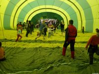 Gemeinsamer Aufbau eines Hei&szlig;luftballons f&uuml;r eine Ballonfahrt &uuml;ber die Alpen