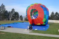 Abbau eines Heißluftballons im Ostallgäu an den Alpen