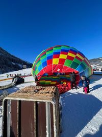 Gemeinsamer Aufbau des Hei&szlig;luftballons f&uuml;r eine Ballonfahrt