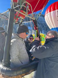 Hei&szlig;luftballonfahrt im Winter im Ostallg&auml;u &uuml;ber die Alpen